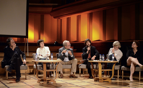 Raphaël Glucksmann, Agathe Cagé, Paul Dekker, Dries Gysels, Philippe Van Parijs et Tine De Moor débattent, à Flagey, de l'aliénation politique des jeunes et de la nécessité de revitaliser l'action collective.