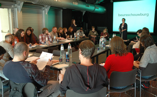 Een vrouw uit een organisatie pitcht haar project aan andere vertegenwoordigers van organisaties tijdens de Expert Day van de Stichting P&V in de Beursschouwburg. 