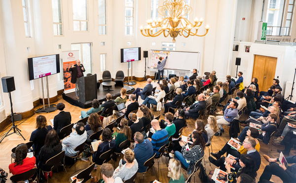 Le président de la Fondation P&V, Olivier Servais, s'adresse à un public nombreux à BOZAR lors de l'événement de clôture du projet pluriannuel "My Future, Our Society" sur l'action collective chez les jeunes de la Fondation P&V.