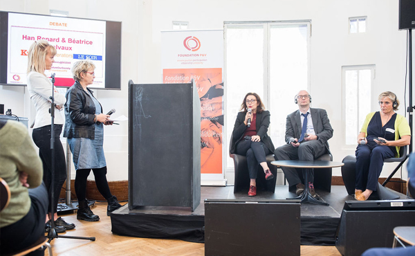 Les professeurs Anne Muxel (France), Garry Pollock (Royaume-Uni) et Jacquelien van Stekelenburg (Pays-Bas), sous la direction des journalistes Han Renard et Béatrice Delvaux, débattent de l'action collective chez les jeunes lors de l'événement de clôture du projet pluriannuel " My Future, Our Society" de la Fondation P&V à BOZAR.